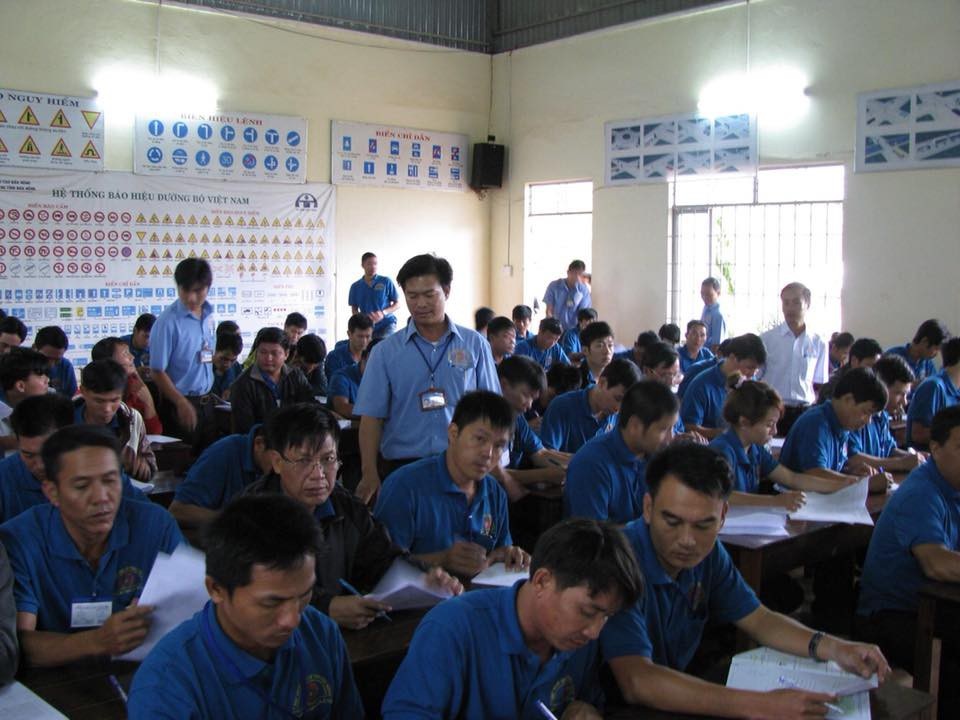 Hàng loạt "thầy" dạy lái xe dùng giấy chứng nhận giáo viên giả - 1 Học viên thi sát hạch lái xe ô tô tại Trung tâm Dạy nghề tư thực Đại Lợi (ảnh: FBNV)