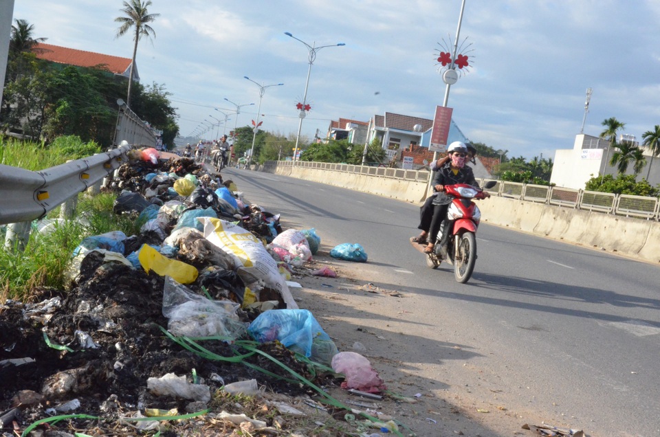 Rác ngập đường, nhà máy xử lý vẫn chậm tiến độ - 1 Suốt 3 tháng qua, rác thải sinh hoạt tại các huyện Tư Nghĩa, Nghĩa Hành, Sơn Tịnh không được thu gom, xử lý đúng kỹ thuật.