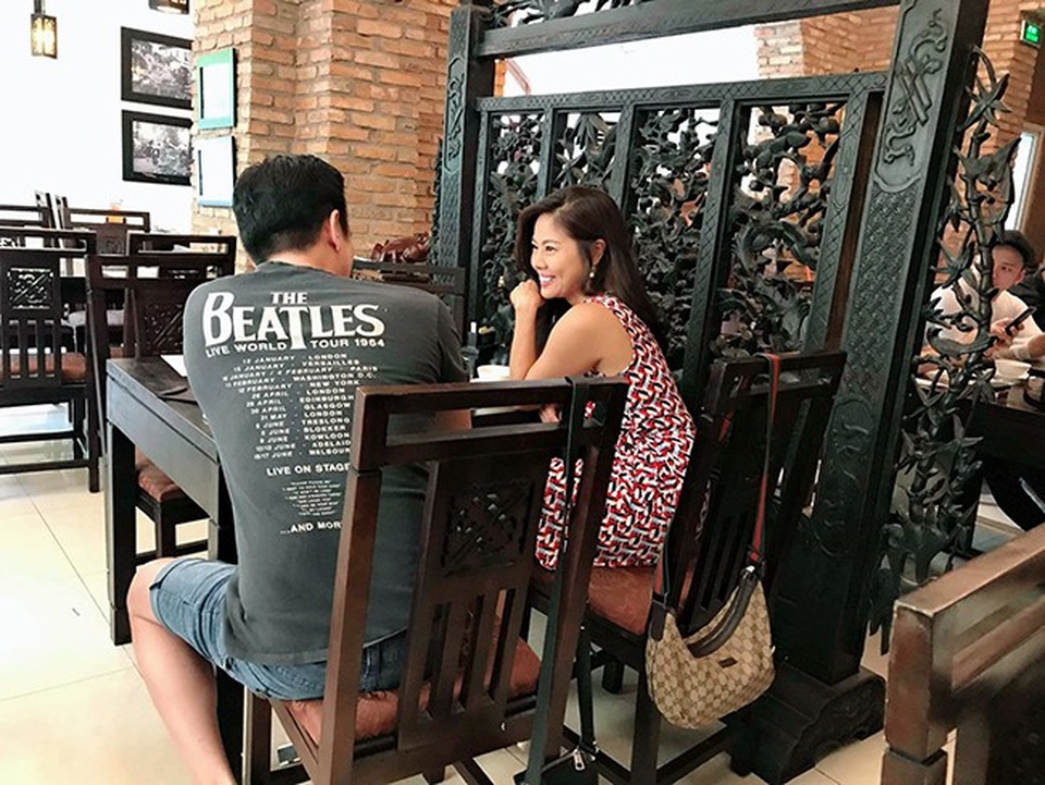 Nghi án “người mới” của Hồ Lệ Thu sau 3 cuộc hôn nhân đổ vỡ - 4 Mới đây, ca sĩ Hồ Lệ Thu bị người hâm mộ bắt gặp tình tứ đi ăn cùng một người đàn ông tại nhà hàng ở Sài Gòn khi cô vừa trở về nước vài ngày.