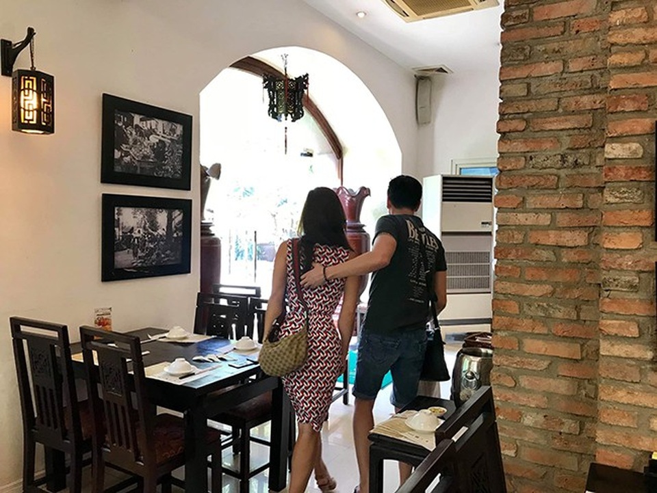 Nghi án “người mới” của Hồ Lệ Thu sau 3 cuộc hôn nhân đổ vỡ - 5 Hồ Lệ Thu và người đàn ông khá thân mật khi ra về