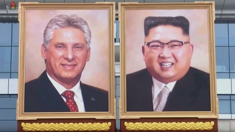 Hé lộ ảnh chân dung chính thức đầu tiên của ông Kim Jong-un - 1
Ảnh chân dung Chủ tịch Cuba Miguel Diaz-Canel và nhà lãnh đạo Kim Jong-un xuất hiện trên truyền hình Triều Tiên. (Ảnh: BBC)