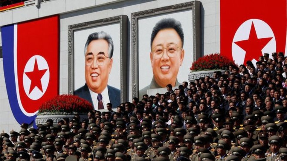 Hé lộ ảnh chân dung chính thức đầu tiên của ông Kim Jong-un - 2
Chân dung hai cố lãnh đạo Kim Nhật Thành và Kim Jong-il tại quảng trường Kim Nhật Thành ở Bình Nhưỡng. (Ảnh: Reuters)