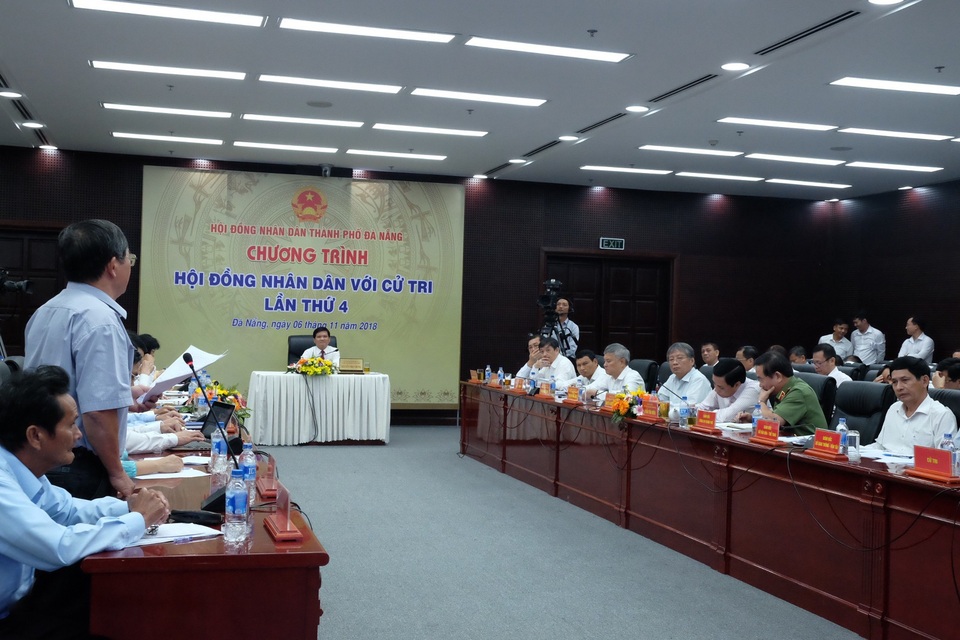 Chủ tịch Đà Nẵng quay phim, "cò" xe hò nhau... bỏ chạy - 1 Chương trình Hội đồng nhân dân TP Đà Nẵng với cử tri vừa diễn ra sáng 6/11