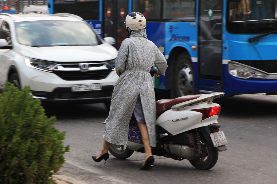 Lạ lùng cảnh hàng trăm người dắt xe máy ngược chiều đối phó CSGT ở Hà Nội - 10
Dắt xe dưới lòng đường...