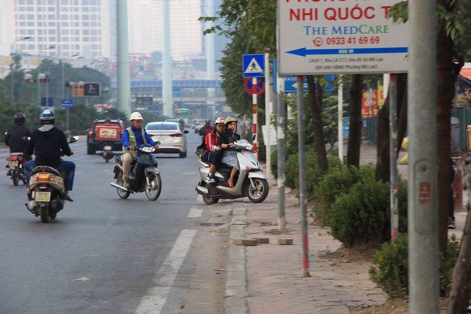 Lạ lùng cảnh hàng trăm người dắt xe máy ngược chiều đối phó CSGT ở Hà Nội - 11
Lao lên vỉa hè để đi ngược chiều