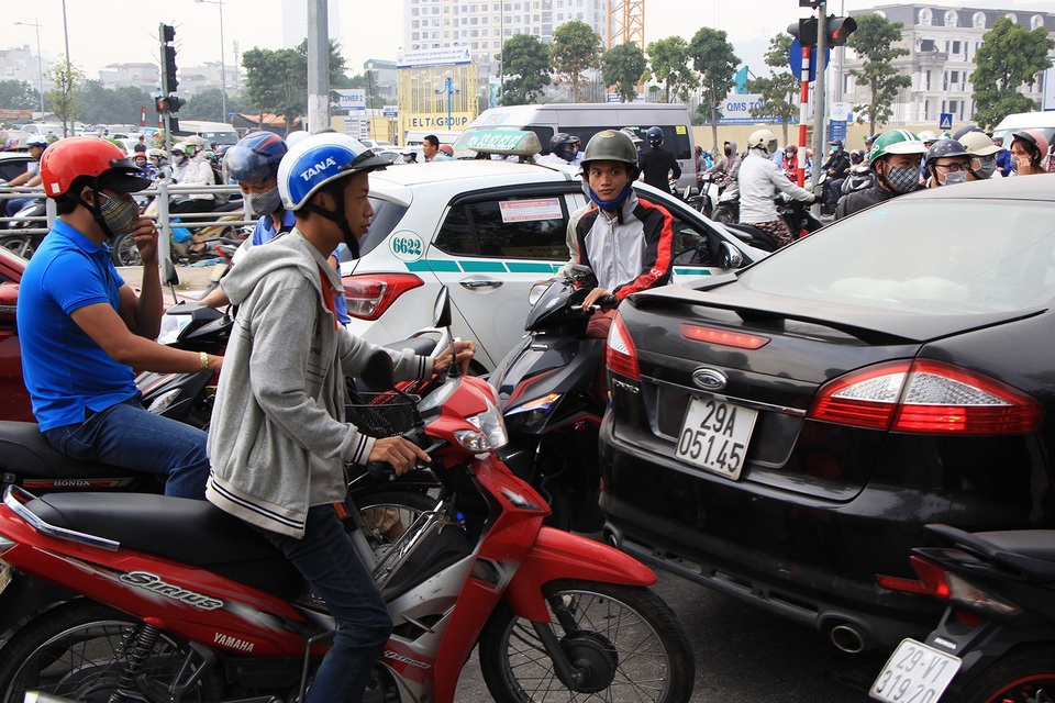 Lạ lùng cảnh hàng trăm người dắt xe máy ngược chiều đối phó CSGT ở Hà Nội - 12
Điểm đen giao thông trên đường Tố Hữu - Nỗi khổ của người dân mỗi khi phải ra đường đi làm vào buổi sáng.