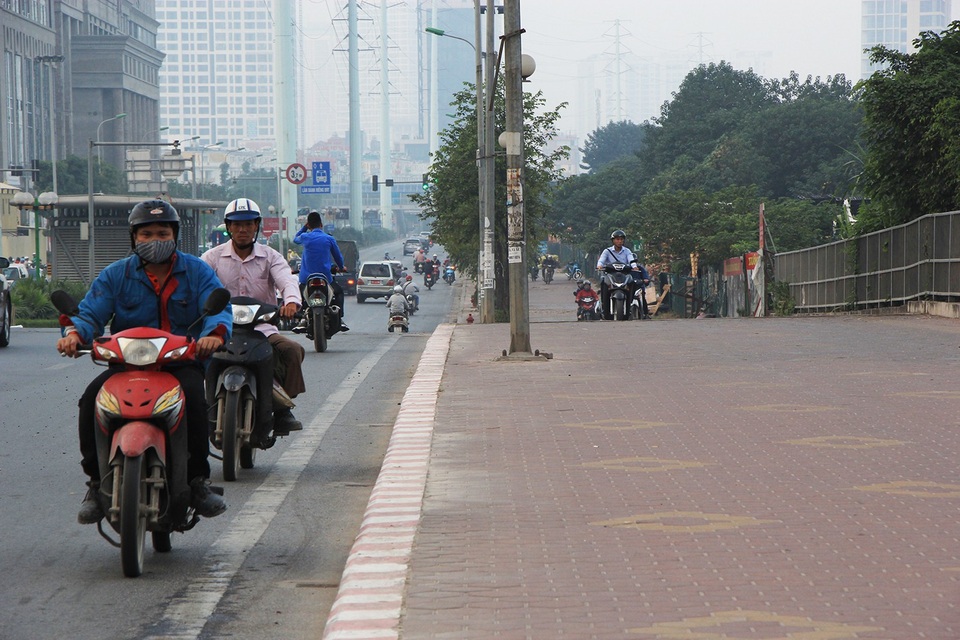 Lạ lùng cảnh hàng trăm người dắt xe máy ngược chiều đối phó CSGT ở Hà Nội - 13
Người đi xe máy vô tư phóng xe ngược chiều khi không có CSGT chốt trực.