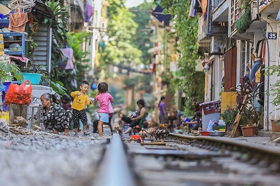 Những hình ảnh về phố đường tàu ''độc và lạ'' giữa lòng Hà Nội - 15 Những hình ảnh về phố đường tàu ''độc và lạ'' giữa lòng Hà Nội - 15
