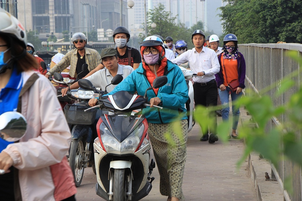 Lạ lùng cảnh hàng trăm người dắt xe máy ngược chiều đối phó CSGT ở Hà Nội - 2
Cảnh tượng tuy lạ mà quen tại điểm đen ùn tắc giao thông này.