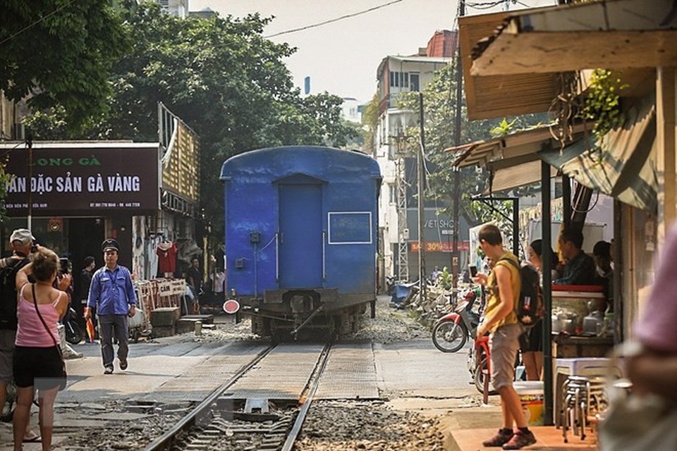 Những hình ảnh về phố đường tàu ''độc và lạ'' giữa lòng Hà Nội - 4 Những hình ảnh về phố đường tàu ''độc và lạ'' giữa lòng Hà Nội - 4