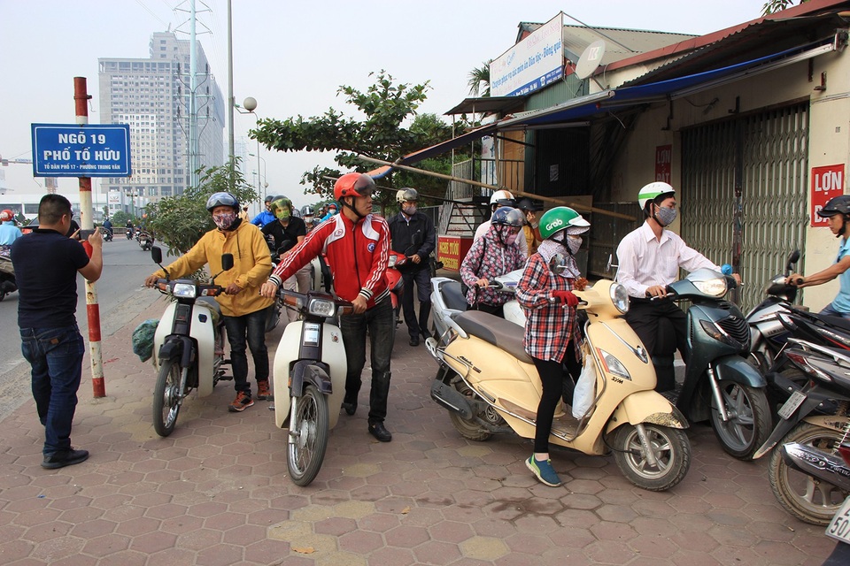 Lạ lùng cảnh hàng trăm người dắt xe máy ngược chiều đối phó CSGT ở Hà Nội - 3
Con ngõ số 19 trên phố Tố Hữu (Hà Đông, Hà Nội) là điểm đến của hàng trăm phương tiện xe máy đi ngược chiều.