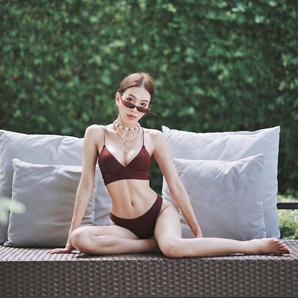 Rãnh bụng vạn người mê của cô gái hot nhất phòng tập Thái Lan - 4
Ngoài ra, cô nàng đa zi năng còn có thương hiệu thời trang riêng, chuyên về thời trang ứng dụng và thời trang dành cho phòng tập.