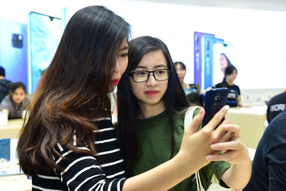 Hơn 2000 điện thoại Huawei Mate 20 Series “hết veo” trong ngày mở bán - 5 Hơn 2000 điện thoại Huawei Mate 20 Series “hết veo” trong ngày mở bán - 5
