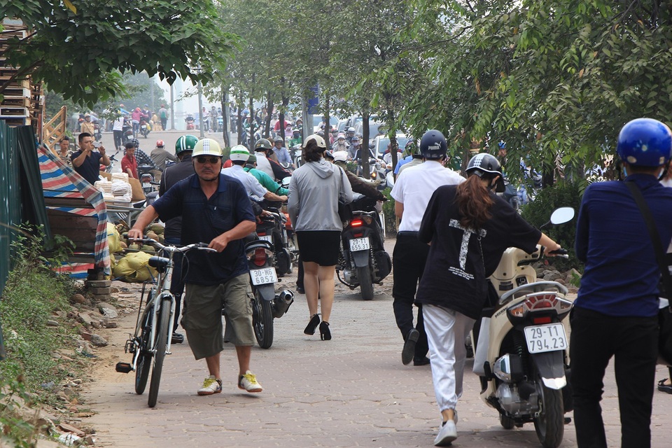 Lạ lùng cảnh hàng trăm người dắt xe máy ngược chiều đối phó CSGT ở Hà Nội - 7
Đoàn người dắt xe dài dằng dặc, đông nườm nượp.