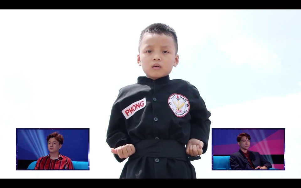 Trấn Thành “xanh mặt” trước biệt tài bắn cung của cậu bé 7 tuổi - 1 Hình ảnh trên clip của thần đồng bắn cung 7 tuổi đã khiến ban bình luận bị đánh lừa.