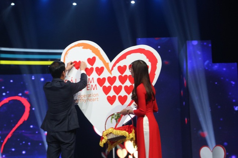 Hơn 25 tỷ đồng ủng hộ mổ tim trong đêm gala 10 năm “Trái tim cho em” - 2 Hơn 25 tỷ đồng ủng hộ mổ tim trong đêm gala 10 năm “Trái tim cho em” - 2