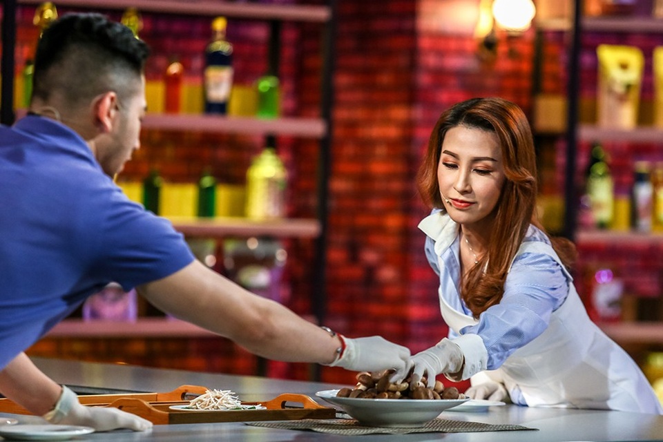 “Táo” Chí Trung bất ngờ thừa nhận bản thân còn thiếu kinh nghiệm làm MC - 3 Chương trình còn có sự xuất hiện của ca sĩ Vĩnh Thuyên Kim. Giọng ca “Vọng cổ teen” cho biết có đam mê với ẩm thực từ nhỏ, tuy công việc bận rộn nhưng vẫn luôn dành thời gian tự tay vào bếp. Những món cô thích nhất là những món ăn Nam Bộ quen thuộc.