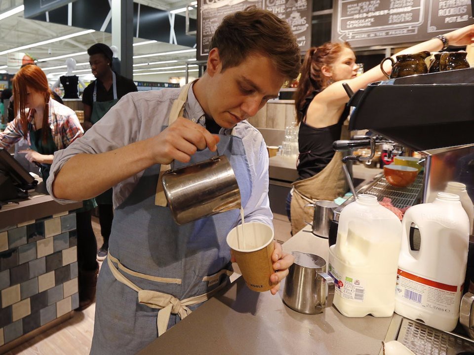 Chúng tôi có một tách cà phê nóng và một ly sữa lạnh vừa được đưa từ tủ lạnh ra, để chúng ở nhiệt độ phòng. Thời điểm nào chúng ta nên thêm sữa vào cà phê để có được sự kết hợp thú vị nhất? Ngay lập tức, chờ một lúc, hoặc chờ lâu hơn tý nữa?. Đây là câu hỏi phỏng vấn dành cho kỹ sư thiết kế sản phẩm.