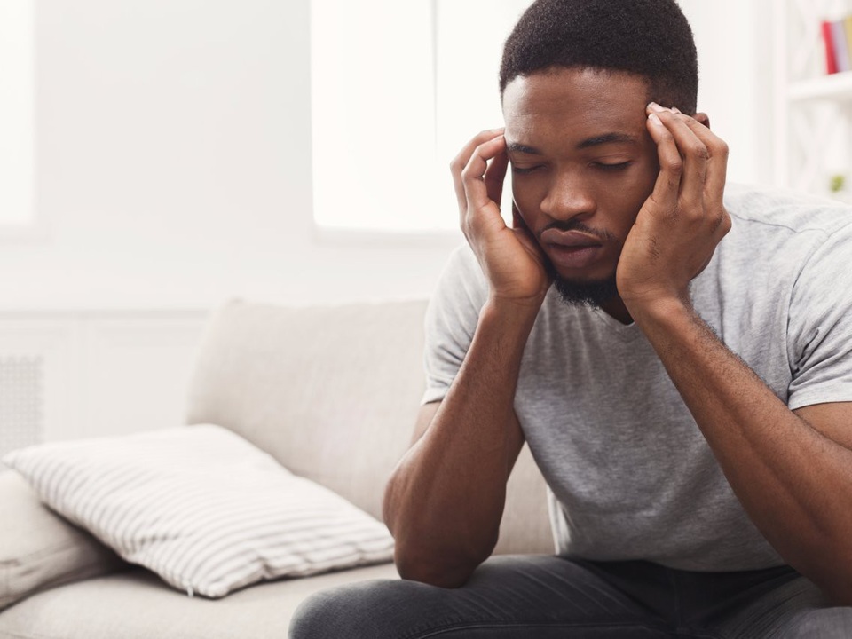 Bạn phải hỗ trợ một khách hàng đang giận dữ vì phải chờ đợi suốt 20 phút và cô ấy nói sẽ đi tới cửa hàng của Best Buy hoặc Microsoft Store để mua chiếc máy tính mình muốn, bạn sẽ giải quyết tình huống này như thế nào?. Câu hỏi dành cho nhân viên bán hàng.