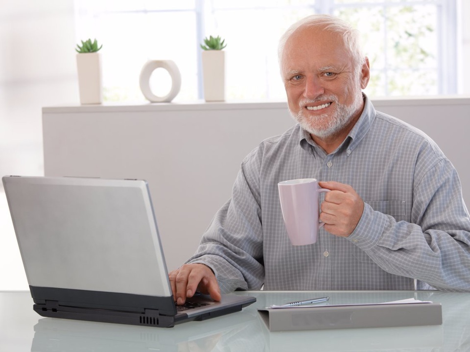 Một người đàn ông gọi điện tới và cho biết ông ta đang có một máy tính đời cũ, chạy rất chậm. Bạn sẽ hỗ trợ như thế nào. Câu hỏi dành cho Ứng viên Apple Care tại nhà.