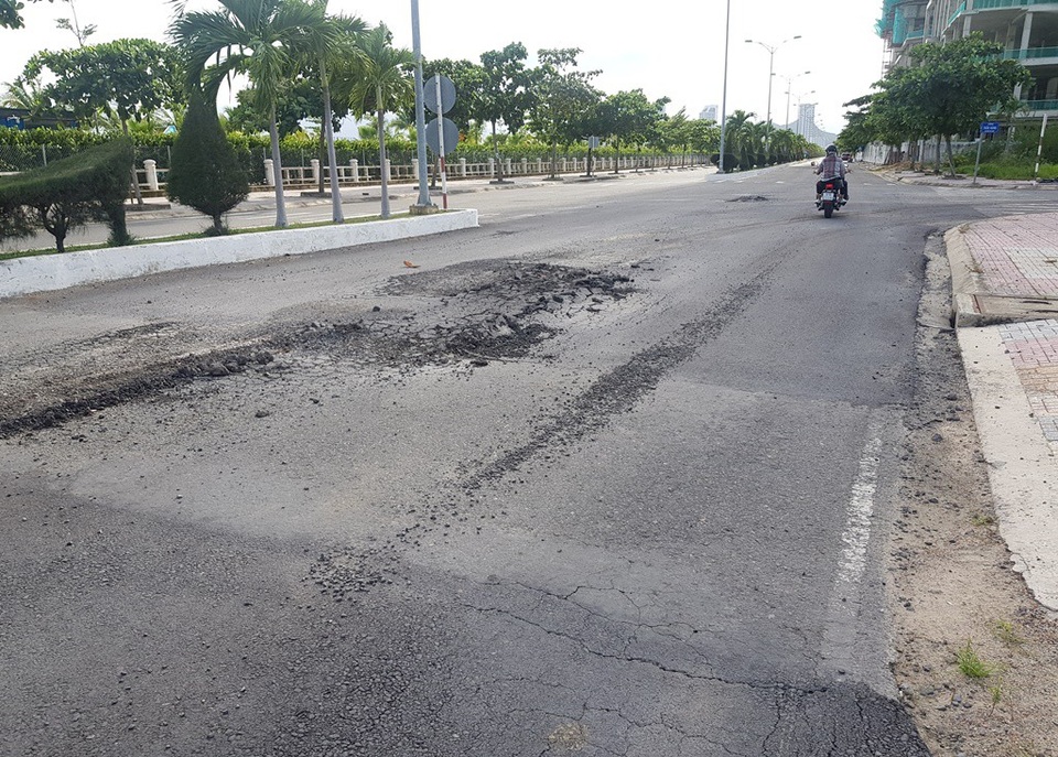 Đường ven biển Nha Trang sau 3 tháng sửa chữa đã "nát bét" - 1 Đường ven biển Nha Trang sau 3 tháng sửa chữa đã "nát bét" - 1
