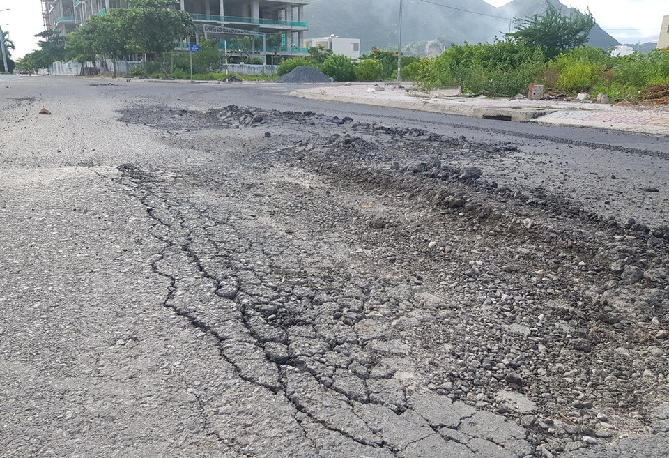 Đường ven biển Nha Trang bị “cày nát”: Các chủ đầu tư dự án phải sửa đường - 1
Tuyến đường ven biển Nguyễn Cơ Thạch ở phía bắc Nha Trang liên tục bị cày nát - hình ảnh ghi nhận giữa tháng 11.