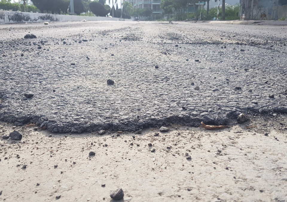 Đường ven biển Nha Trang sau 3 tháng sửa chữa đã "nát bét" - 4 Trên mặt đường vừa mới được sửa chữa, lớp nhựa được nhìn thấy khá mỏng và rời rạc, mất liên kết
