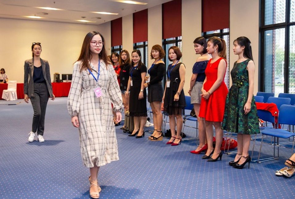 Ấn tượng với sự chuẩn bị show diễn 10 năm FIONA - 4 Người mẫu đã chuẩn bị sẵn sàng cho đêm diễn.