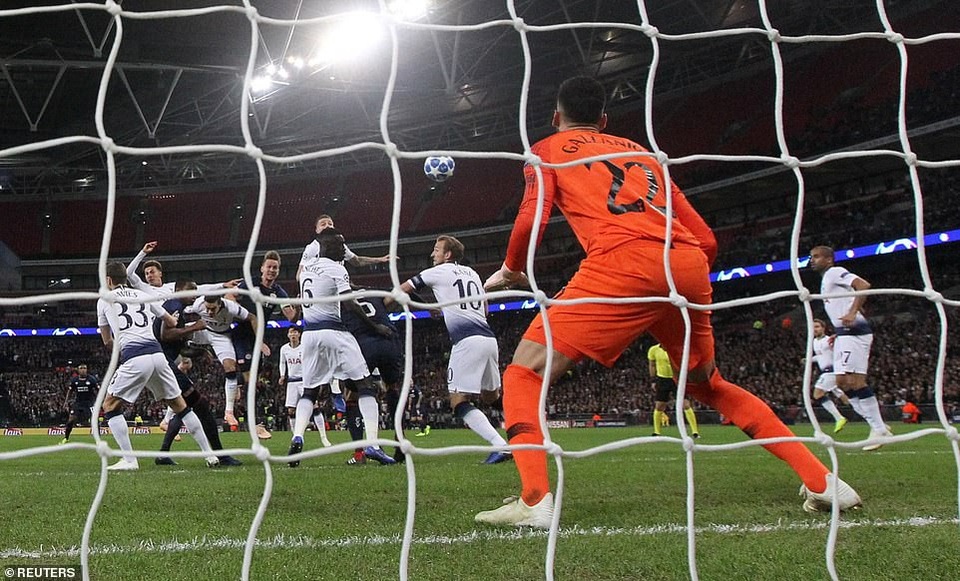 Harry Kane giúp Tottenham nuôi hy vọng đi tiếp ở Champions League - 20
Totteham giành 3 điểm trên sân nhà nhờ sự tỏa sáng của Kane ở 12 phút cuối trận