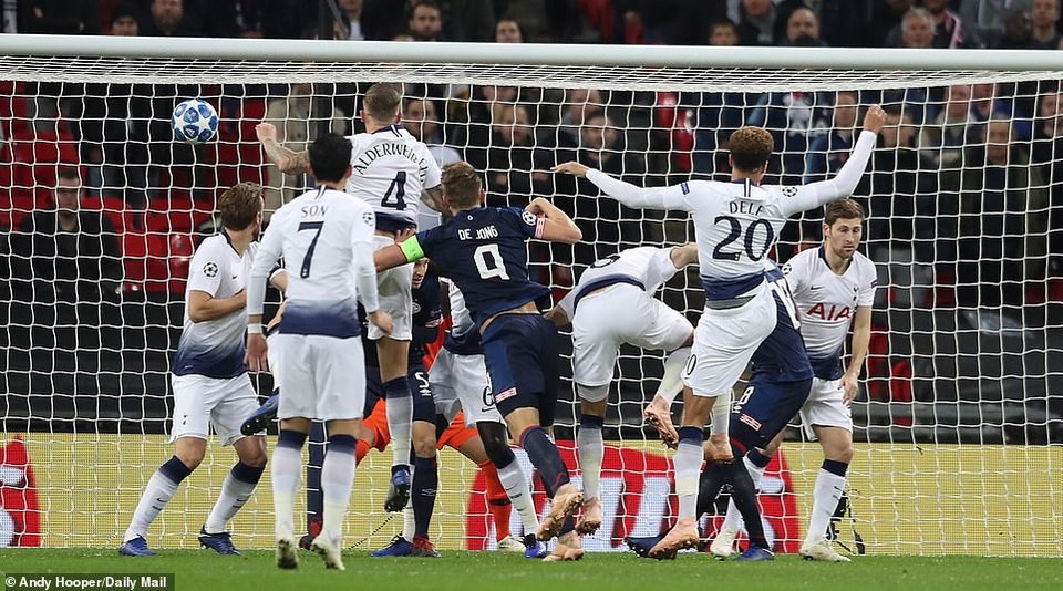 Harry Kane giúp Tottenham nuôi hy vọng đi tiếp ở Champions League - 10
Ngay ở phút thứ 2, De Jong đã đánh đầu mở tỷ số cho PSV Eindhoven