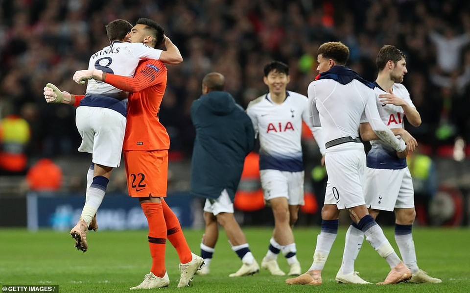 Harry Kane giúp Tottenham nuôi hy vọng đi tiếp ở Champions League - 4
Niềm vui của Tottenham sau khi giành chiến thắng chung cuộc 2-1