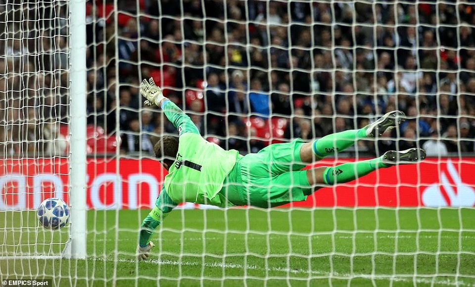 Harry Kane giúp Tottenham nuôi hy vọng đi tiếp ở Champions League - 3
Thủ thành Zoet đã chơi khá hay trong màu áo PSV