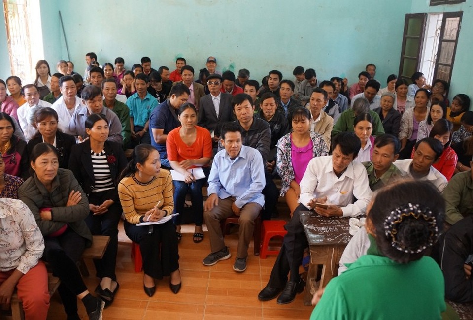 Hàng trăm phụ huynh phản đối giải thể, sáp nhập trường - 2 Các bậc phụ huynh có con em theo học tại trường THPT Trần Ân Chiêm lo lắng khi trường giải thể.
