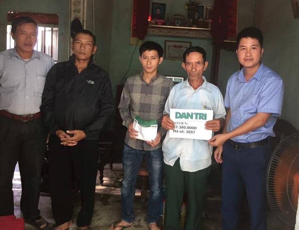 Trao hơn 67 triệu đồng tới người cha có 2 đứa con "thập tử nhất sinh" - 3 Ngày 7/11, PV Dân trí cùng chính quyền địa phương đã tới thăm và trao số tiền 67,380,000 đồng của các nhà hảo tâm, bạn đọc báo Dân trí tới gia đình ông Nguyễn Đức Bình