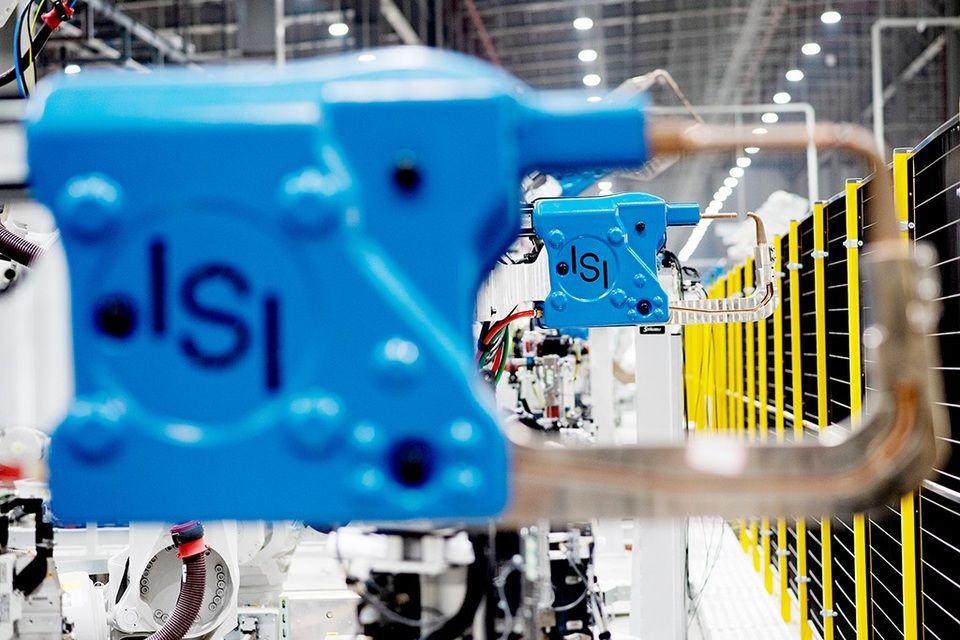 Choáng ngợp một trong những xưởng Robot lớn nhất thế giới - 11
Ngay cả các cánh tay hàn của Robot cũng tạo ra những khuôn hình rất bắt mắt.