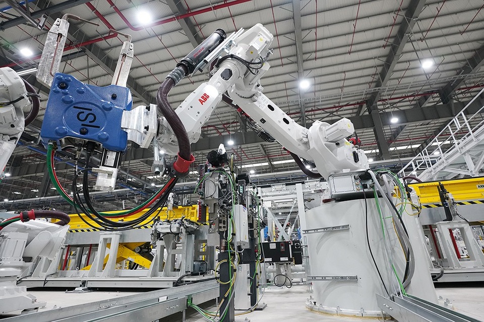 Choáng ngợp một trong những xưởng Robot lớn nhất thế giới - 12
Trong giai đoạn lắp ráp, khách tham quan mới có cơ hội hiếm có được đứng gần và tận mắt chứng kiến quy mô, sự hiện đại và đẹp mắt đến không ngờ của thế giới Robot ở đây.