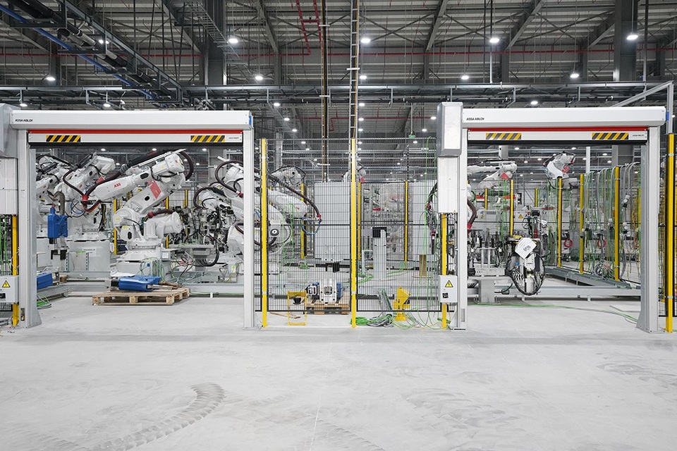 Choáng ngợp một trong những xưởng Robot lớn nhất thế giới - 13
Các Robot hoặc nhóm Robot đều có phòng riêng được ngăn sách bởi các cửa an toàn trang bị công nghệ hiện đại đảm bảo an toàn tuyệt đối khi vận hành.