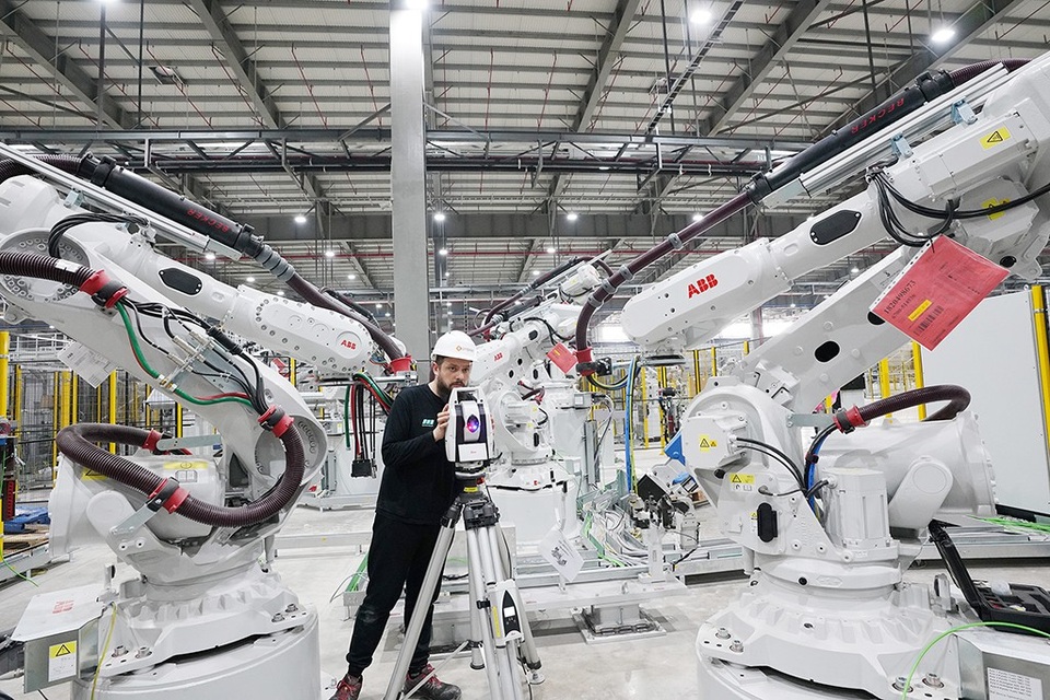 Choáng ngợp một trong những xưởng Robot lớn nhất thế giới - 2
Việc lắp đặt Robot do các chuyên gia và kỹ sư đến đến từ nhiều quốc gia (bao gồm cả Việt Nam) đảm nhiệm. Mọi quy trình đều phải được tuân thủ nghiêm ngặt đảm bảo chính xác và an toàn tuyệt đối.