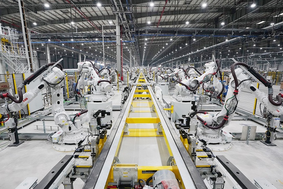 Choáng ngợp một trong những xưởng Robot lớn nhất thế giới - 4
1200 Robot ABB (Thuỵ Sỹ) thực hiện các tương tác dưới sự điều khiển của hệ thống giám sát tổng để ghép hàng trăm tấm thép được dập định hình thành thân xe hoàn chỉnh với hơn 6.000 mối hàn điểm.