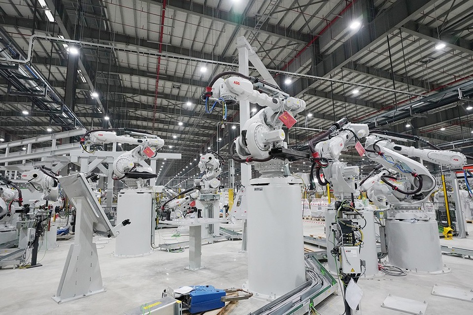Choáng ngợp một trong những xưởng Robot lớn nhất thế giới - 6
Các Robot đơn lẻ được liên động thành từng cụm phối hợp nhịp nhàn, tự động hóa 100%. Xưởng Hàn thân vỏ là xưởng có ứng dụng 4.0 ở nhiều phạm vi khác nhau ví dụ như giám sát thiết bị, đánh giá tối ưu hóa quy trình sản xuất, tối ưu hiệu quả sử dụng thiết bị, quản lý công tác bảo trì, linh hoạt thay đổi khi thay đổi dòng xe.