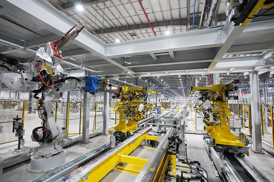 Choáng ngợp một trong những xưởng Robot lớn nhất thế giới - 7
Qua mỗi công đoạn quan trọng đều có hệ thống kiểm tra chất lượng scan 3D tự động về tổng thể kích thước xe đảm bảo mọi bán thành phẩm đều đạt các tiêu chuẩn nghiêm ngặt trước khi chuyển đến công đoạn sau.