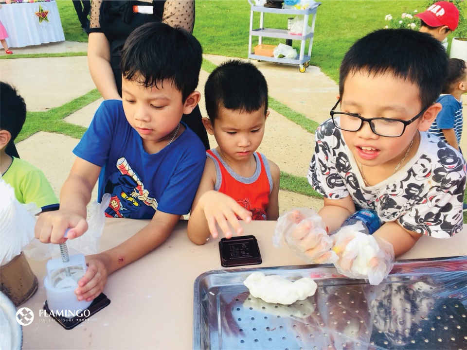 Chọn nơi nghỉ dưỡng cuối tuần lý tưởng giúp gia đình thêm gắn kết - 1 Các hoạt động vui chơi giải trí được tổ chức ngay tại khuôn viên khu nghỉ dưỡng, cho bé thoải mái khám phá và học hỏi bên gia đình.