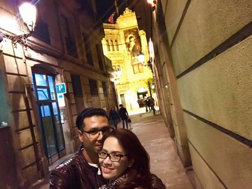 BTV - diễn viên Đan Lê chia sẻ ảnh cũ đi du lịch cùng ông xã Khải Anh tại Tây Ban Nha kèm theo những chia sẻ tình tứ, lãng mạn: Hà Nội chuyển lạnh rồi, tối ra đường đã phải quàng thêm khăn rồi. Cánh tay không đủ ấm, đứng co ro trên vỉa hè, cô gái chợt nhớ những cây cột sưởi ở Barcelona. Đó là một đêm tối trời sau Giáng Sinh, họ đi bộ trên Đại lộ La Rambla, tay quấn vào nhau, thân dính lấy nhau vì lạnh”.