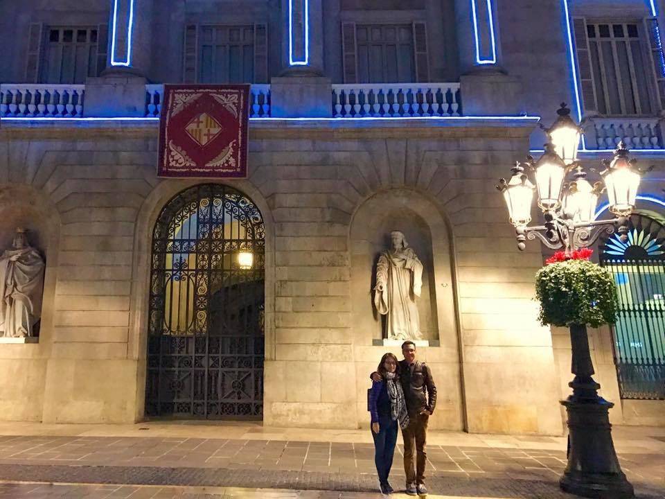 “Đến một ngã rẽ nhỏ hơn, nơi chia đôi con đường thành hai nhánh, anh khẽ reo lên: “Đây rồi, đây rồi!”. Anh dắt tay cô đi thật nhanh băng qua sảnh và hơi khựng lại khi thấy mình đang ở trong một cái gara. Anh lẩm nhẩm: “Không phải đường này.”. Vậy là cô đã đoán đúng, anh cũng chẳng biết thực sự mình đang dẫn cô đi đâu”.