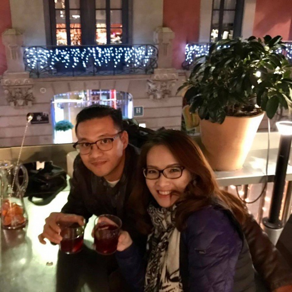 Họ dò dẫm lên tầng 2. Ở đây đang có một buổi triển lãm nên 2 người tìm cách rút lui. Nhưng cũng nhờ thế mà họ bất ngờ thấy đường ra bancon - nơi họ muốn tìm vào khi đứng trước cổng lâu đài. Chỉ đợi có vậy, anh kéo cô gái xềnh xệch (Thật ra không phải anh thô lỗ, mà vì chân anh quá dài còn chân cô có “chút xíu”, nên lúc nào cô cũng có cảm giác bị anh lôi đi). Anh dí cô ngồi xuống ngay 1 bàn còn trống để chạy đi tìm phục vụ...