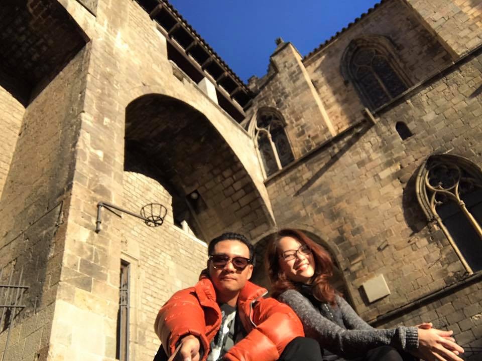 Cô nhắm mắt, tựa đầu vào vai anh, tận hưởng hơi ấm, cảm nhận trong máu dòng chảy rộn ràng. Cô muốn lưu lại những mảnh ký ức đẹp đẽ này, những lời nói, những ngõ nhỏ lát gạch vắng vẻ không người, những cây cột sưởi ấm cả trái tim, lời hát say sưa của người du ca trên phố...