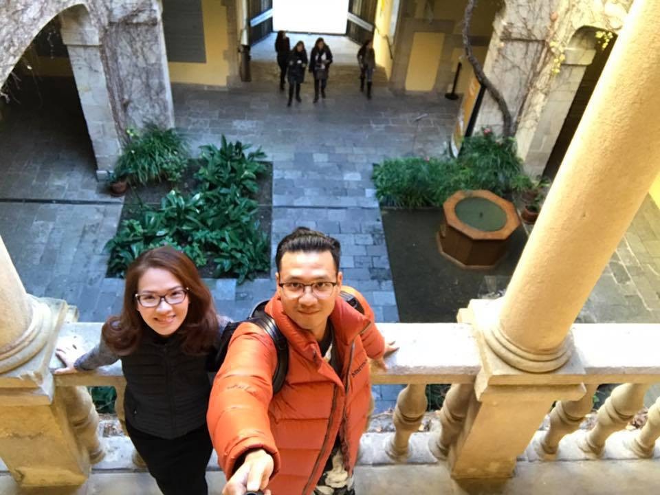 Cô nghĩ, có lẽ sẽ khó quay lại chỗ những cây cột sưởi ở Barcelona. Nhưng chỉ cần cây cột 37 độ này bên cạnh, thì cho dù ở đâu, cho dù gió mùa có thổi đến thế nào... cũng luôn ấm nồng và có những điều để nhớ! Một đêm ở xứ Catalonia, Đan Lê ngọt ngào gửi đến ông xã.