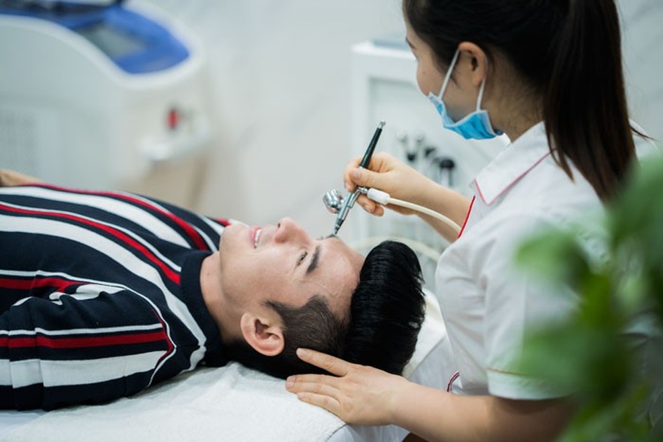 Đan Trường bị bắt gặp khi đi làm đẹp tại Hà Nội - 3 Nam ca sĩ trải nghiệm công nghệ hifu đặc biệt tại TMV Thiên Hà.