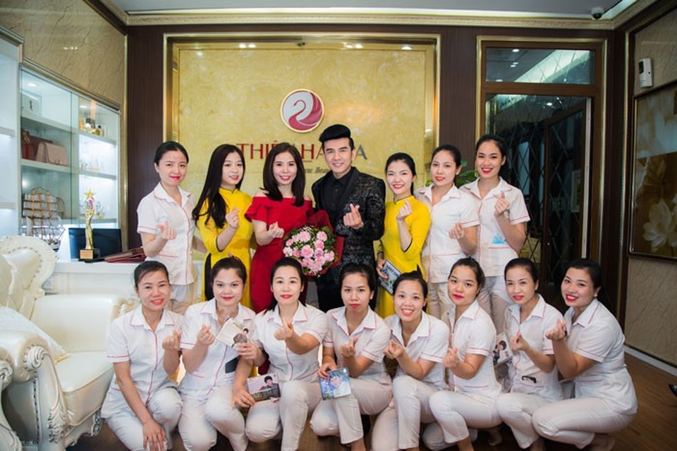 Đan Trường bị bắt gặp khi đi làm đẹp tại Hà Nội - 6 Anh Bo chụp hình cùng Giám đốc TMV Thiên Hà và các nhân viên tại đây.