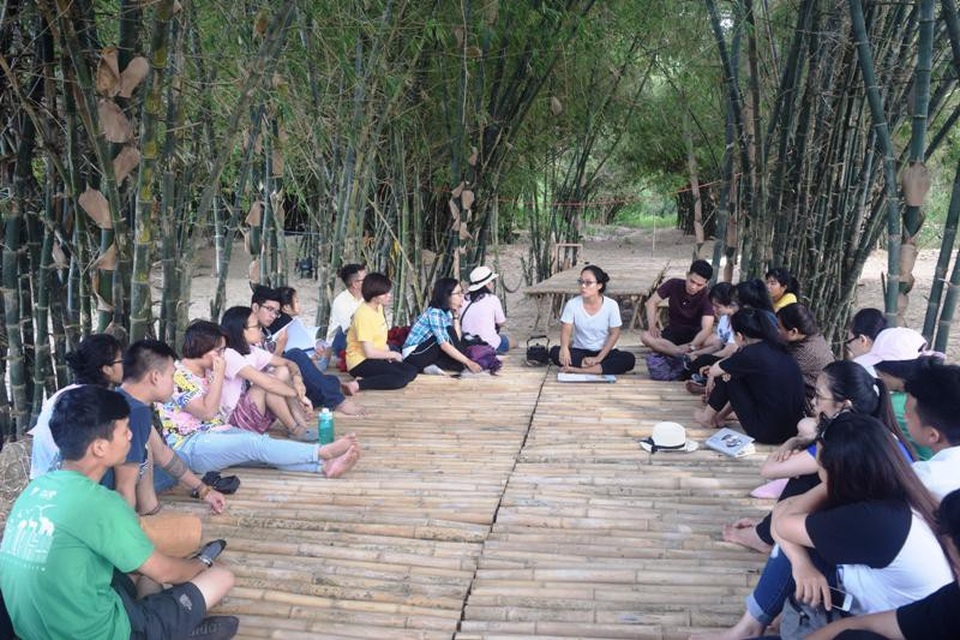 Đến Triêm Tây nghe cô gái Hà Nội kể câu chuyện sống theo quy luật của tự nhiên - 1 Đoàn du khách ngồi bàn bạc công việc dưới tán luỹ tre làng mát rười rượi.